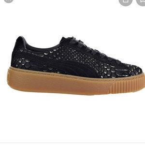 Puma platform sneaker. Black and gold
